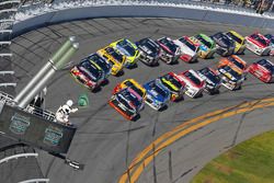 Restart: Jeff Gordon, Hendrick Motorsports Chevrolet leads