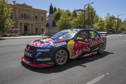 Craig Lowndes, Red Bull Holden conduce en Adelaide