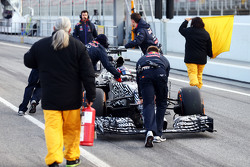 Daniil Kvyat, Red Bull Racing RB11 es empujado hacia atrás por la calle de boxes por la mecánica