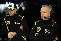 (De izquierda a derecha): Pastor Maldonado con Paul Seaby de Lotus F1 Team