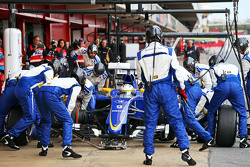 Marcus Ericsson, Sauber C34 practica una parada en boxes