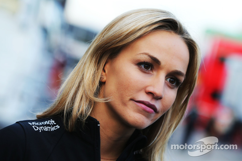 Carmen Jorda, pilota collaudatrice della Lotus F1 Team con i media