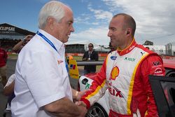 Roger Penske avec Marcos Ambrose, Team Penske Ford