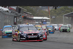 Inicio: Jamie Whincup, Red Bull Holden lider