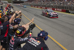 Jamie Whincup, Red Bull Holden se lleva la victoria