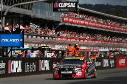 Fabian Coulthard, Brad Jones Racing Holden se lleva la victoria