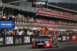Fabian Coulthard, Brad Jones Racing Holden se lleva la victoria