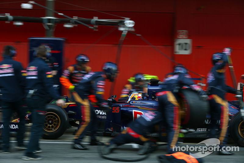 Carlos Sainz Jr, Escudería Toro Rosso STR10 una parada en boxes