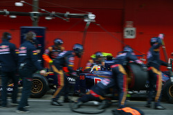 Carlos Sainz Jr, Escudería Toro Rosso STR10 una parada en boxes