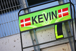 Panneau pour Kevin Magnussen, pilote de réserve et de test McLaren