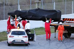 La McLaren MP4-30 de Jenson Button, McLaren est ramenée aux stands sur l'arrière d'une dépanneuse