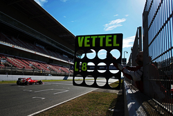 Pitbord voor Sebastian Vettel, Ferrari SF15-T