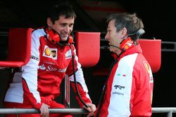 (Derecha a Izquierda): Toni Cuquerella, ingeniero de carrera de Ferrari con James Allison, Director 