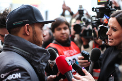 Lewis Hamilton, Mercedes AMG F1, con la prensa
