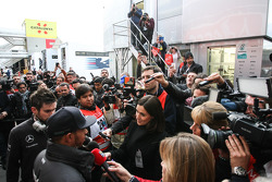 Lewis Hamilton, Mercedes AMG F1, con la prensa