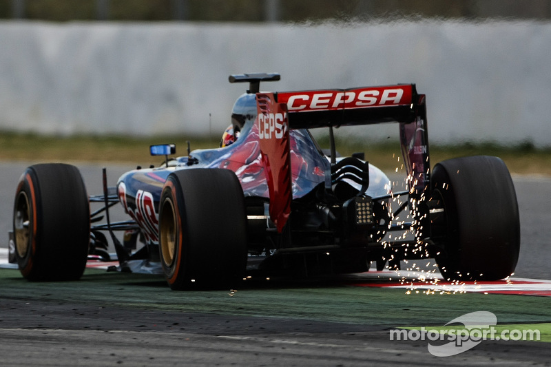 Carlos Sainz Jr., Scuderia Toro Rosso STR10 soltando faíscas