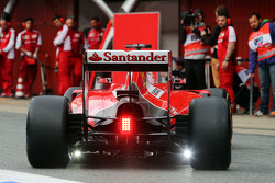 Sebastian Vettel, Ferrari SF15-T con luces en el difusor trasero