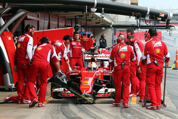 Sebastian Vettel, Ferrari SF15-T, en los pits