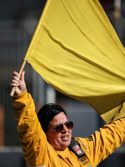 Ein Sportwart mit einer gelben Flagge