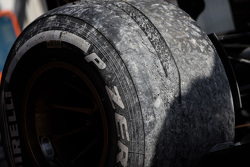 Una llanta gastada de Pirelli