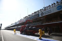 Scuderia Toro Rosso STR10 of Max Verstappen, Scuderia Toro Rosso é trazido de volta aos boxes por ca