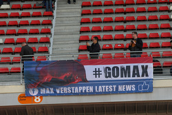 Een banner voor Max Verstappen, Scuderia Toro Rosso-fans