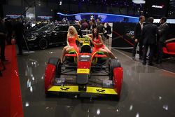 Ragazze dello stand sull'ABT Formula E car