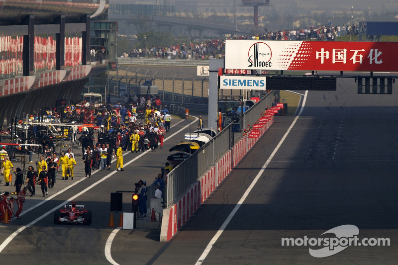 Michael Schumacher inicia desde el pitlane