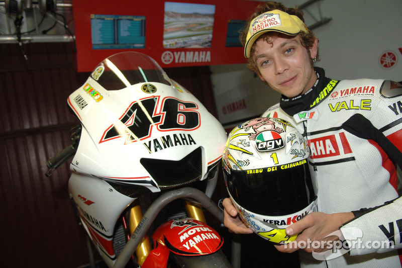 Valentino Rossi muestra el nuevo diseño en su casco