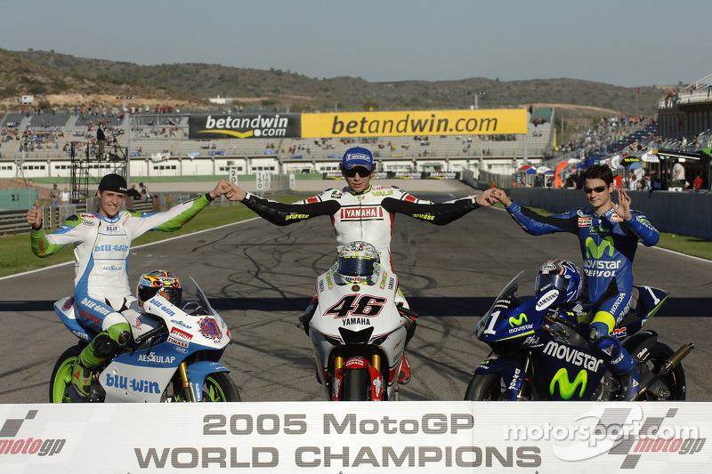 La tradicional foto de los Campeones del Mundo de 2005: El Campeón del Mundo de MotoGP Valentino Rossi, con el Campeón del Mundo de 125cc Thomas Luthi y el Campeón del Mundo de 250cc Dani Pedrosa