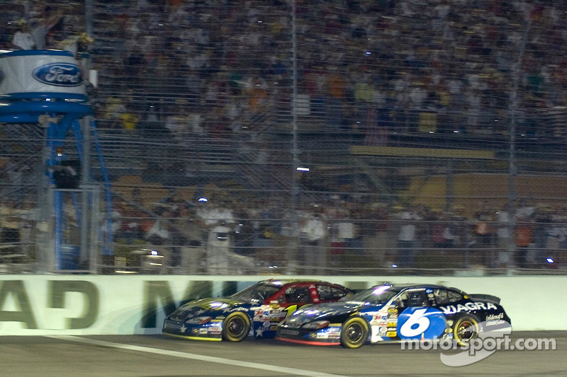 Zielflagge für Greg Biffle inches vor Mark Martin