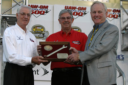 Humpy Wheeler accepts the 'Smokey Yunick Award' from Glen and Leonard Wood