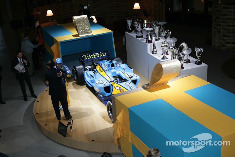 Carlos Ghosn, presidente de Renault y Fernando Alonso con el Renault R25