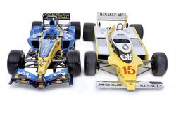 Photo de la Renault R25 de 2005, premier titre de champion du monde des Constructeurs pour Renault, et la Renault RS11 de 1979, qui a remporté un premier Grand Prix pour Renault