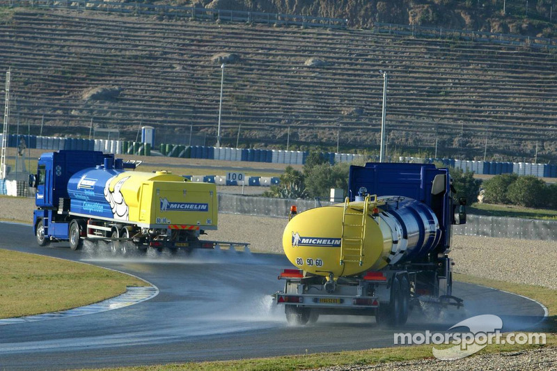 Tanklaster bewässern die Strecke in Jerez für Michelin-Reifentests