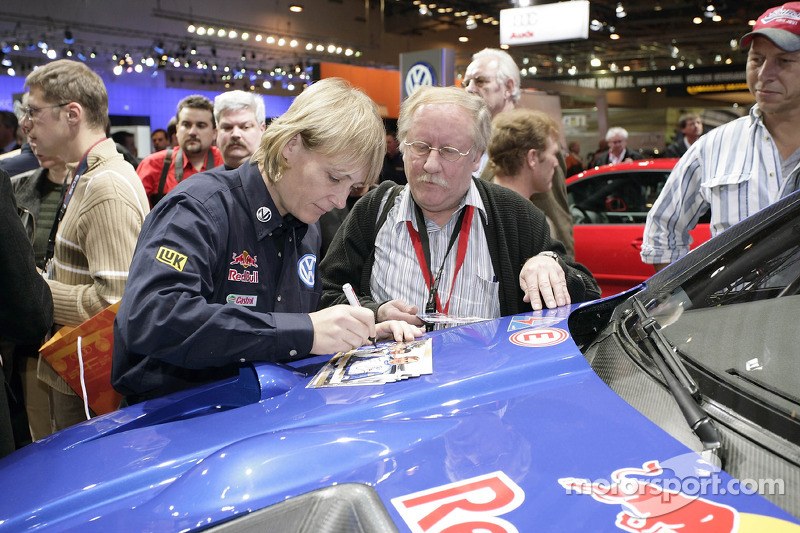 Volkswagen Motorsport: Jutta Kleinschmidt signs autographs at Essen Motor Show