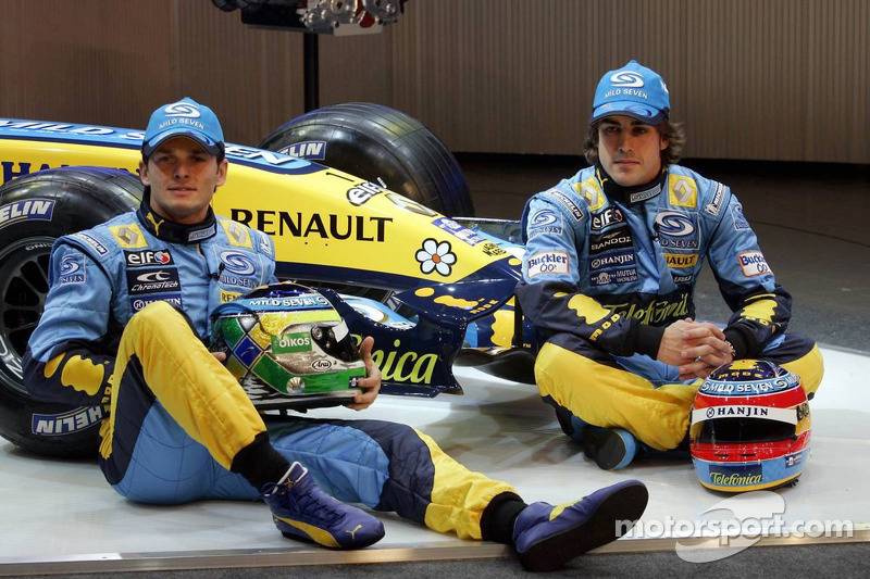 Giancarlo Fisichella en Fernando Alonso met de nieuwe Renault R26