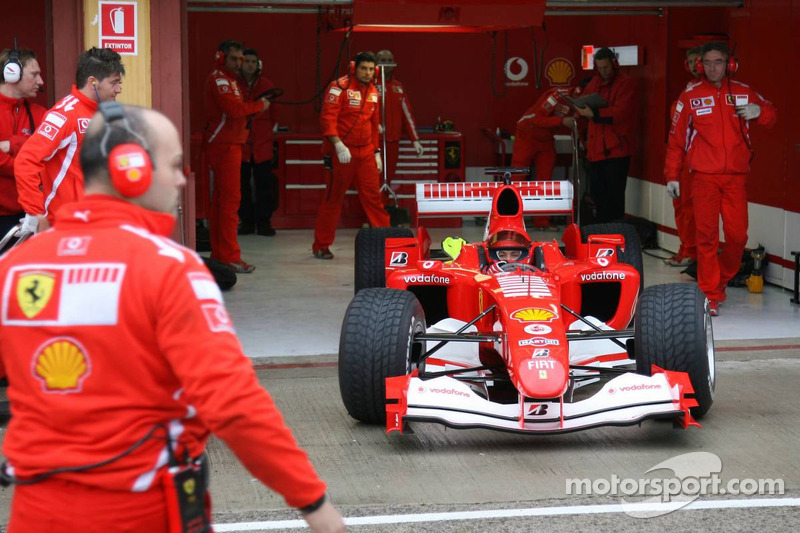 Valentino Rossi conduce el Ferrari F2004 con motor V10 en Valencia en 2006