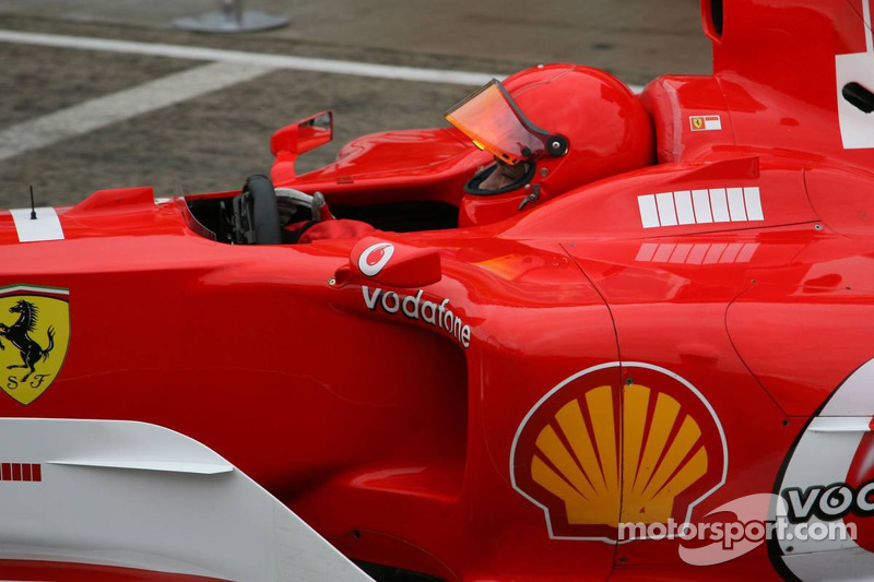 Valentino Rossi conduce el Ferrari F2004 con motor V10 en Valencia en 2006