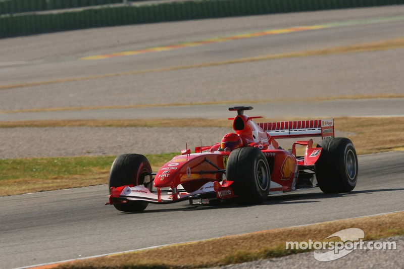 Valentino Rossi conduce el Ferrari F2004 con motor V10 en Valencia en 2006