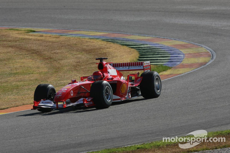 Valentino Rossi conduce el Ferrari F2004 con motor V10 en Valencia en 2006