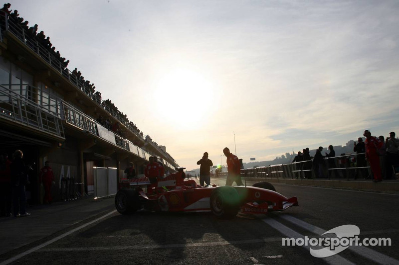 Valentino Rossi conduce el Ferrari F2004 con motor V10 en Valencia en 2006