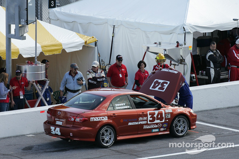 #34 S&D Motorsports Mazda 6: Herb Sweeney III, Shawn Dewey dans les stands