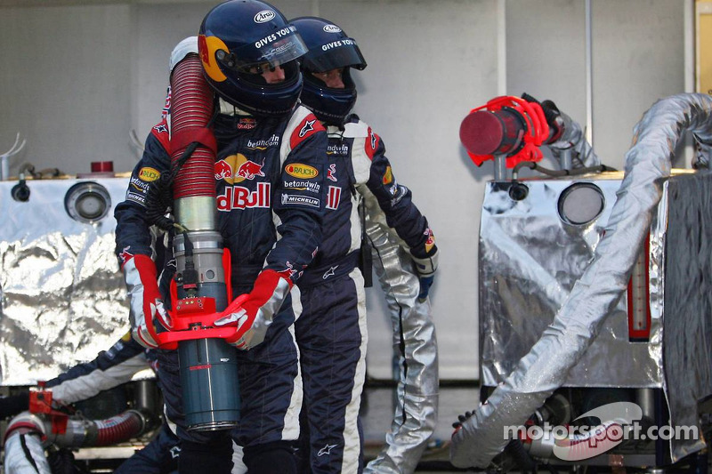 Mecánicos de Red Bull Racing, listos para la recarga de combustible