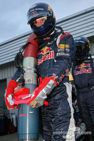Un membre de l'équipe Red Bull Racing se tient prêt pour le ravitaillement