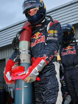 Un membre de l'équipe Red Bull Racing se tient prêt pour le ravitaillement