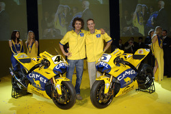 Valentino Rossi und Colin Edwards mit der 2006 Camel Yamaha M1