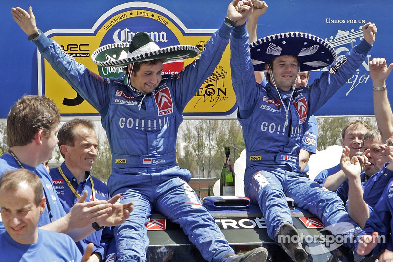 Podio: los ganadores Sébastien Loeb y Daniel Elena celebran con el equipo