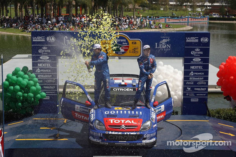 Podio: champagne de Sébastien Loeb y Daniel Elena