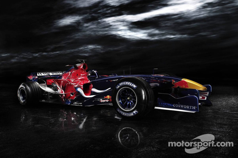 Red Bull adquirió Minardi y puso a Toro Rosso en pista para la temporada 2006 de Fórmula 1. Este, el STR01, fue su primer coche, con Vitantonio Liuzzi y Scott Speed como pilotos y motor Cosworth.